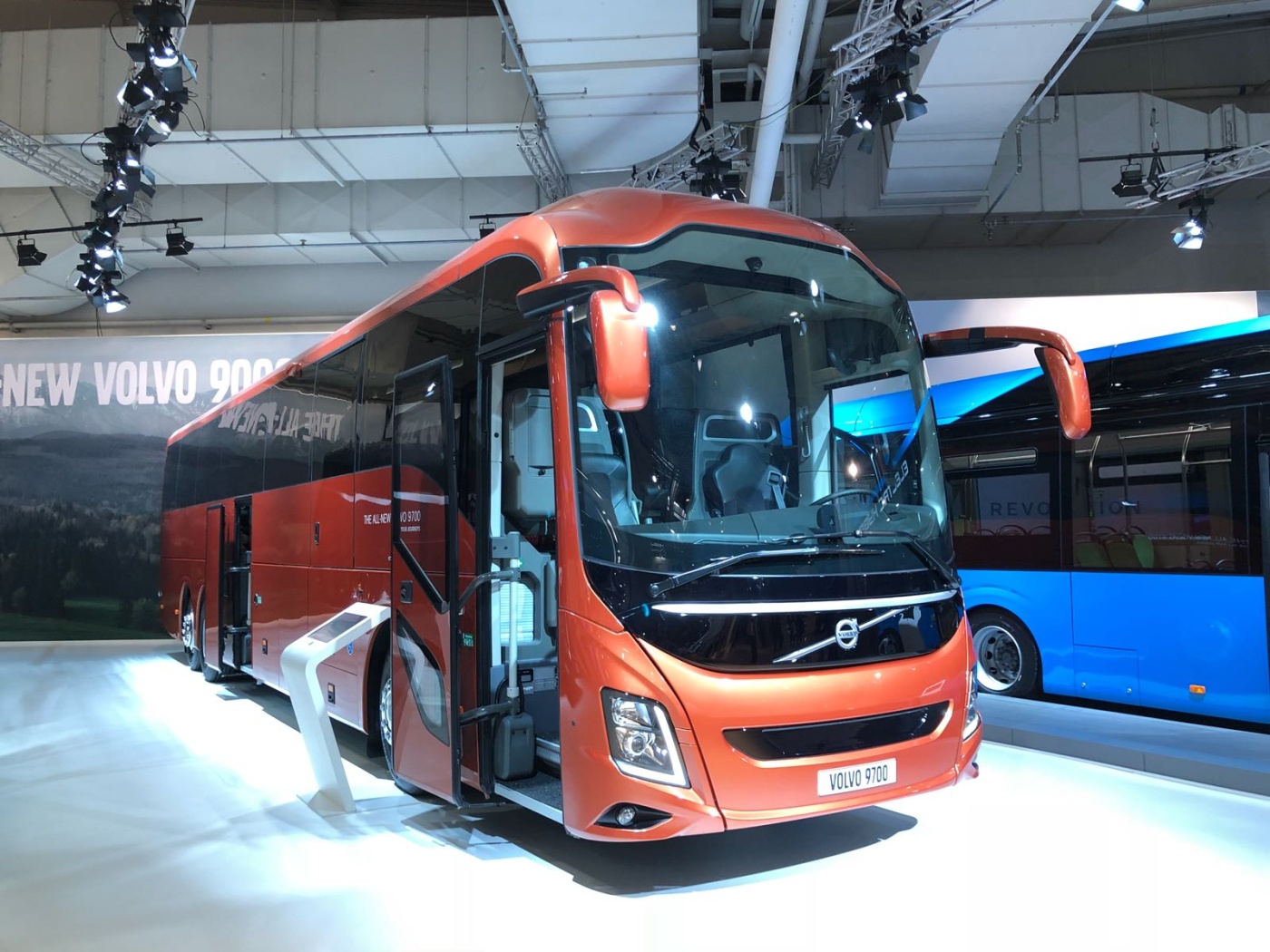 Slideshow Bild - Der Volvo 9700 ist als Vertreter der neuen Reisebus-Generation mit einer Motorleistung von bis zu 460 PS (338 kW) erhältlich.